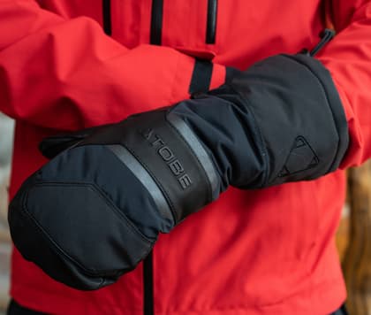 449_083fcdfff1-800824-001-podex-glove-black-lifestyle-02523-full