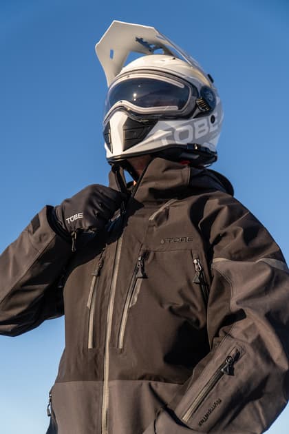 4_2b705965af-800424-001-contego-jacket-black-lifestyle-01864-full