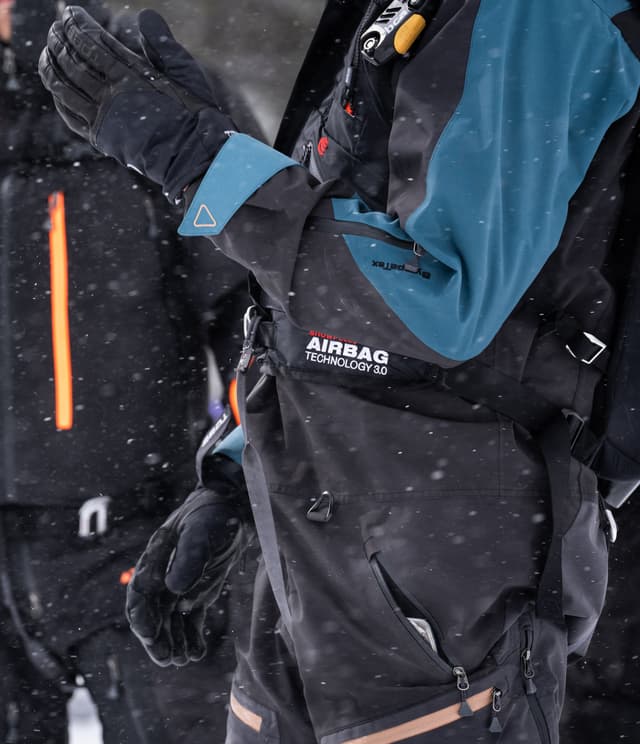 5_6ad5e682d5-800223-001-captomid-glove-black-lifestyle-04997-full