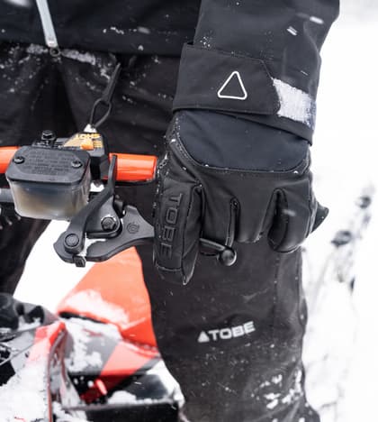 5_d2bb96d04e-800223-001-captomid-glove-black-lifestyle-01921-full