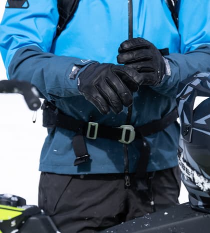 5_d2d26f1948-800223-001-captomid-glove-black-lifestyle-00589-full