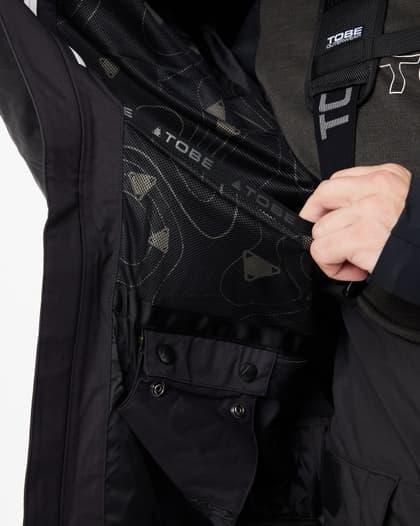 606_edc74c2205-500122-001-vivid-jacket-jet-black-men-76-2-full