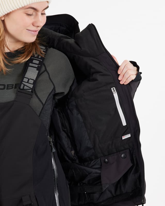 607_d5dd27aaa7-11-501024-001-cappa-insulated-jacket-jet-black-wmn-055-full