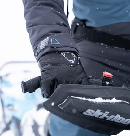 6_76a65161cf-800322-001-captoundercuff-glove-black-lifestyle-01658-1-full