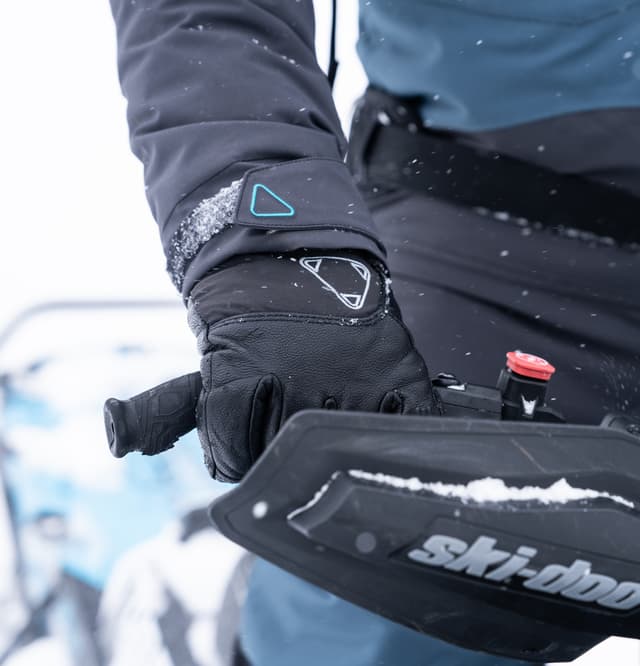 6_76a65161cf-800322-001-captoundercuff-glove-black-lifestyle-01658-1-full