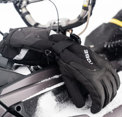 9_d4bea766ed-800623-001-heimgauntlet-glove-black-lifestyle-0341-full